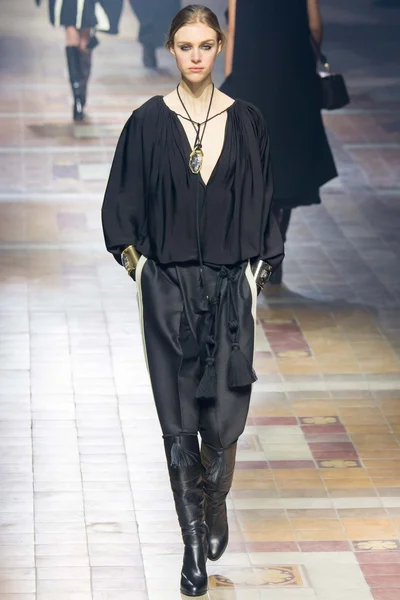 Look 17